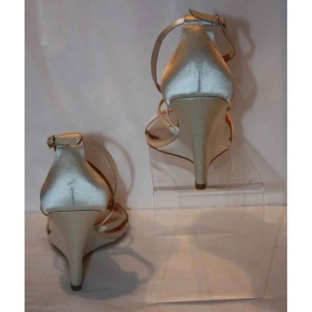 Badgley Mischka Bonanza Women's 9.5m ivory satin wedge